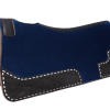 Vue en angle d'un tapis de selle western bleu et noir