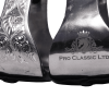 תקריב של לוגו Pro Classic על חפת מתכת חרוטה עם עיטורי גלילה מורכבים