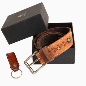 Ceinture en cuir de couleur bronze dans une boîte cadeau noire avec la marque Pro Classic
