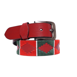 ceinture roulée en cuir rouge avec motif ethnique